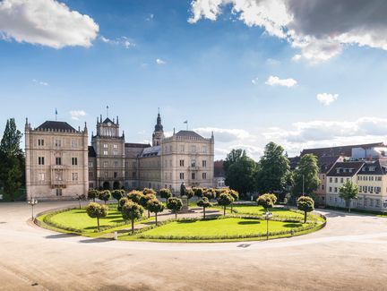 Blick auf Schloss Ehrenburg und den Schlossplatz