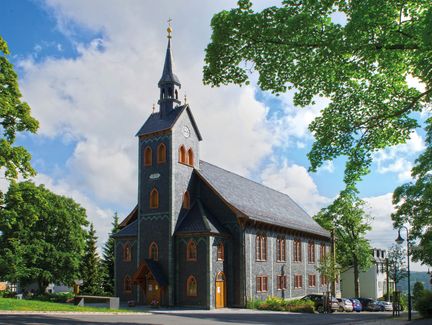 Holzkirche im Ortskern von Neuhaus am Rennweg